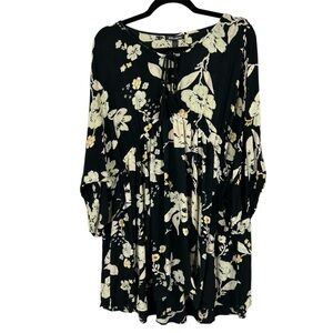 Billabong Black and Cream Bishop Sleeve Floral Oversized Tunic Size Medium